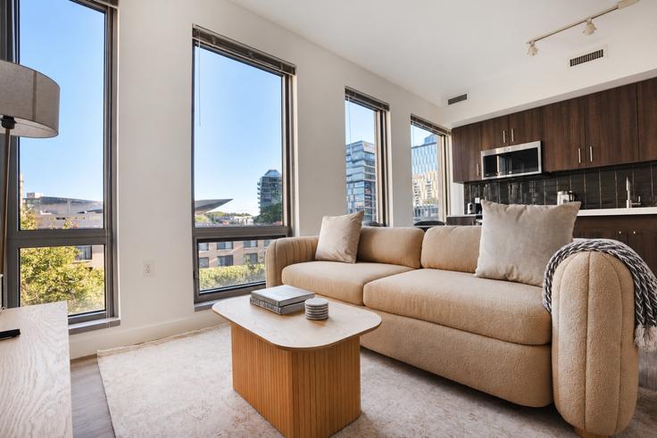 Salle de séjour élégante avec mobilier moderne dans un appartement à The Banks à Washington, Washington