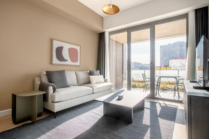 Elegante sala de estar con mobiliario moderno en un apartamento en Suryapı Tempo City en Kağıthane, İstanbul Elegante sala de estar con mobiliario moderno en un apartamento en Suryapı Tempo City en Kağıthane, İstanbul