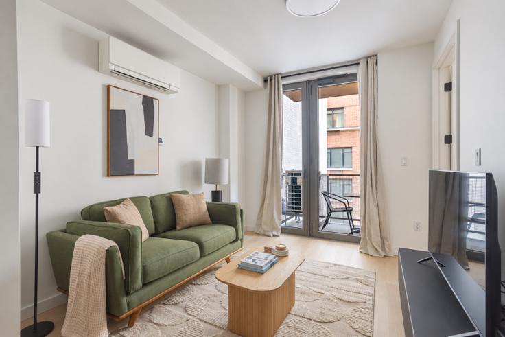 Elegant gestaltetes Wohnzimmer mit moderner Einrichtung in einer Wohnung im Modavie Residences in Brooklyn, New York