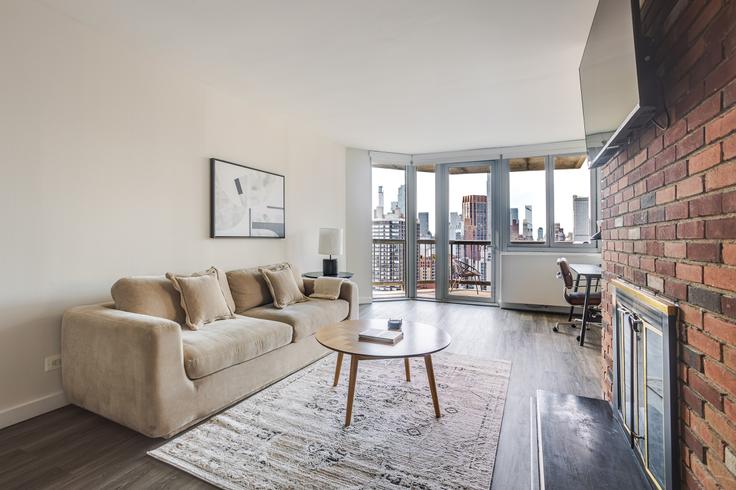 Elegante sala de estar con mobiliario moderno en un apartamento en View 34 en Manhattan, New York