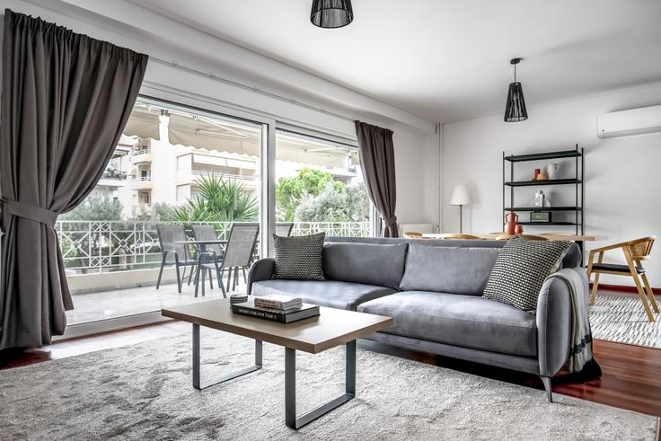 Sala de estar elegantemente projetada com móveis modernos em um apartamento no Christoforou Nezer II em South Athens, Athens Sala de estar elegantemente projetada com móveis modernos em um apartamento no Christoforou Nezer II em South Athens, Athens
