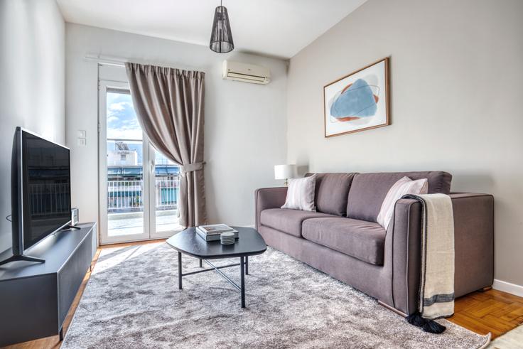 Salle de séjour élégante avec mobilier moderne dans un appartement à Panormou II à Ampelokipoi, Athens