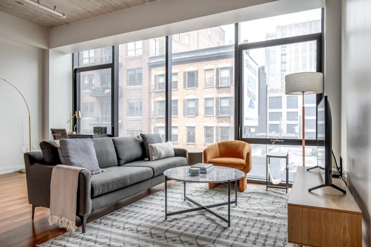 Elegant gestaltetes Wohnzimmer mit moderner Einrichtung in einer Wohnung im Ardus in Chicago, Chicago Elegant gestaltetes Wohnzimmer mit moderner Einrichtung in einer Wohnung im Ardus in Chicago, Chicago