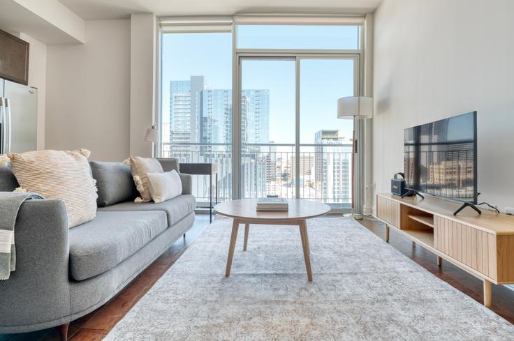 Elegante sala de estar con mobiliario moderno en un apartamento en Whitley en Austin, Austin Elegante sala de estar con mobiliario moderno en un apartamento en Whitley en Austin, Austin