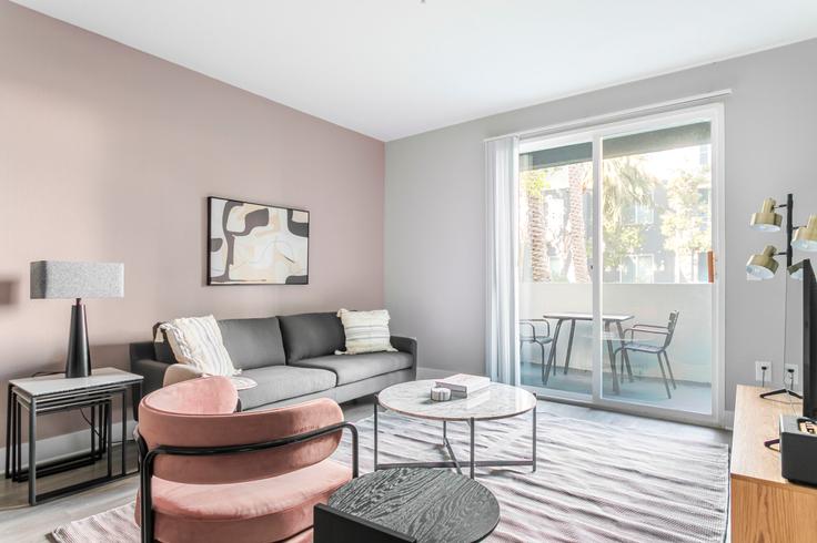 Elegant gestaltetes Wohnzimmer mit moderner Einrichtung in einer Wohnung im Avalon playa vista in Los Angeles, Los Angeles Elegant gestaltetes Wohnzimmer mit moderner Einrichtung in einer Wohnung im Avalon playa vista in Los Angeles, Los Angeles