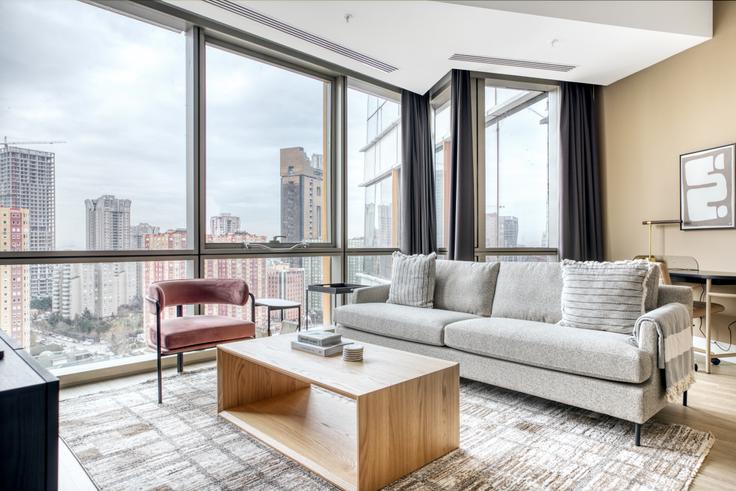 Sala de estar elegantemente projetada com móveis modernos em um apartamento no Metropol em Ataşehir, İstanbul Sala de estar elegantemente projetada com móveis modernos em um apartamento no Metropol em Ataşehir, İstanbul