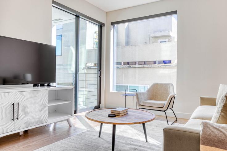 Salle de séjour élégante avec mobilier moderne dans un appartement à Venue à Culver City, Los Angeles