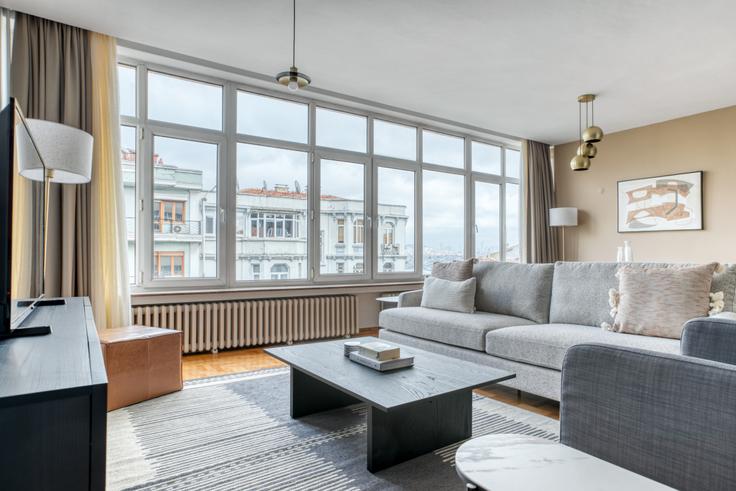 Elegant gestaltetes Wohnzimmer mit moderner Einrichtung in einer Wohnung im Cihangir Palas in Beyoğlu, İstanbul Elegant gestaltetes Wohnzimmer mit moderner Einrichtung in einer Wohnung im Cihangir Palas in Beyoğlu, İstanbul