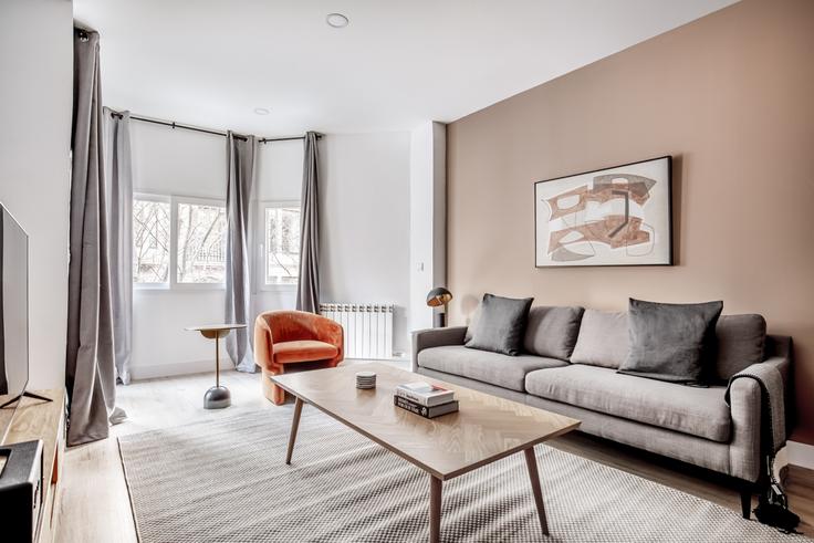 Elegante sala de estar con mobiliario moderno en un apartamento en Trafalgar 15 en La Dreta de l'Eixample, Barcelona