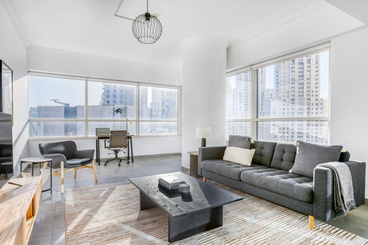 Elegante sala de estar con mobiliario moderno en un apartamento en Al sahab en Dubai Marina, Dubai Elegante sala de estar con mobiliario moderno en un apartamento en Al sahab en Dubai Marina, Dubai