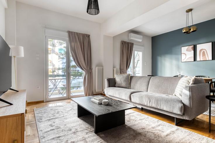 Elegante sala de estar con mobiliario moderno en un apartamento en Vardousion en Ampelokipoi, Athens