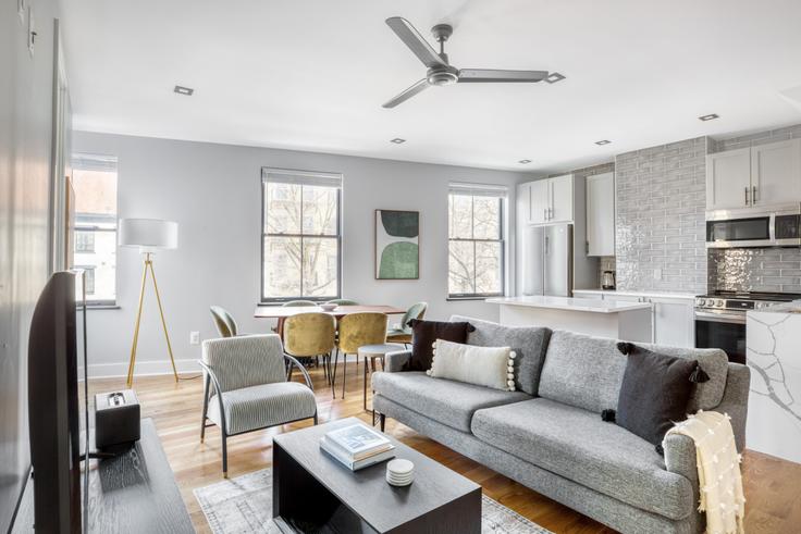 Sala de estar elegantemente projetada com móveis modernos em um apartamento no 302 W 11 em Manhattan, New York Sala de estar elegantemente projetada com móveis modernos em um apartamento no 302 W 11 em Manhattan, New York