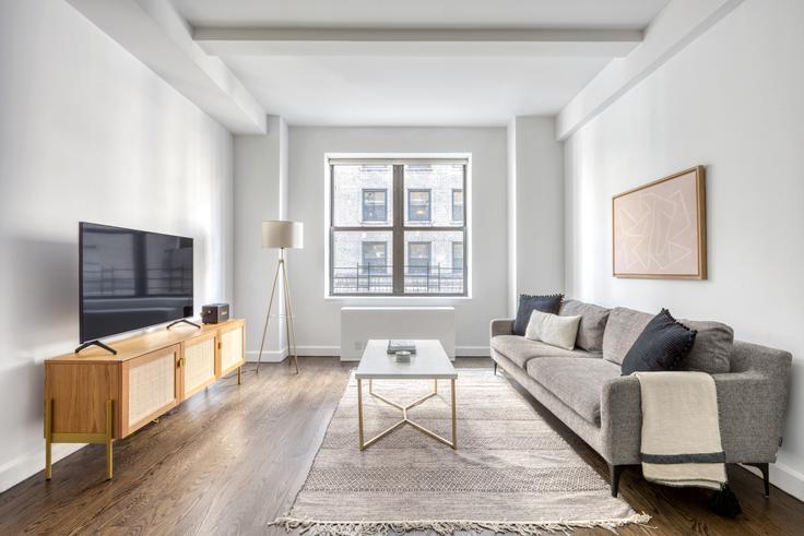 Sala de estar elegantemente projetada com móveis modernos em um apartamento no The Greystone em Manhattan, New York