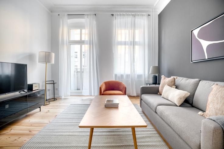 Sala de estar elegantemente projetada com móveis modernos em um apartamento no Herrfurth em Berlin, Berlin Sala de estar elegantemente projetada com móveis modernos em um apartamento no Herrfurth em Berlin, Berlin