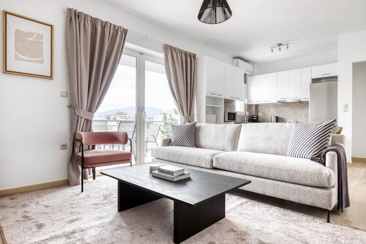 Salle de séjour élégante avec mobilier moderne dans un appartement à Nikis VII à Marousi, Athens