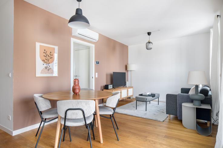 Elegante sala de estar con mobiliario moderno en un apartamento en Avalon walnut creek en Vienna, Vienna