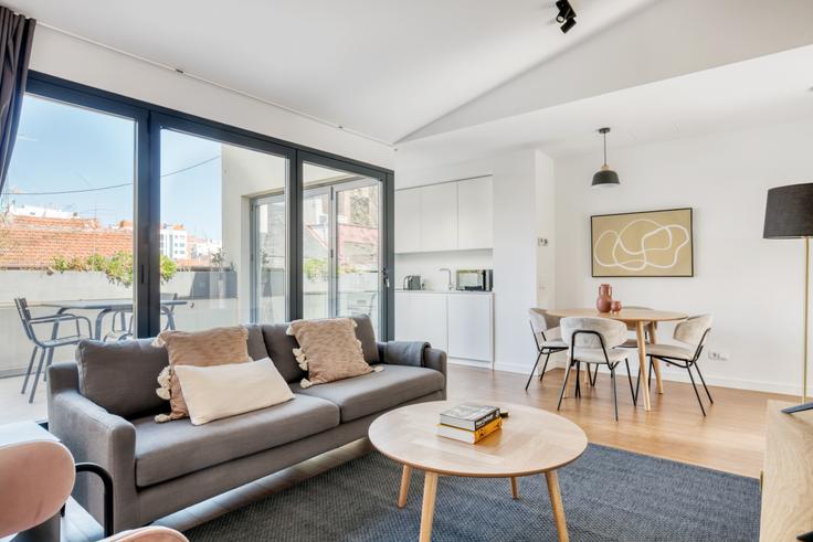 Sala de estar elegantemente projetada com móveis modernos em um apartamento no Peñascales 56 em Fuente del Berro, Madrid