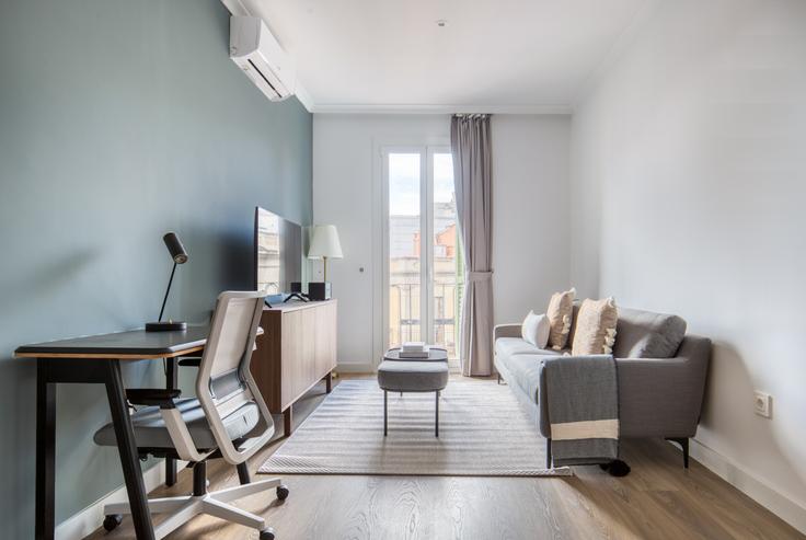 Elegante sala de estar con mobiliario moderno en un apartamento en Aragó 477 en Eixample, Barcelona