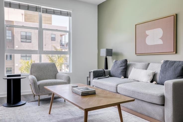 Salle de séjour élégante avec mobilier moderne dans un appartement à Metro Mission Valley à Mission Valley, San Diego