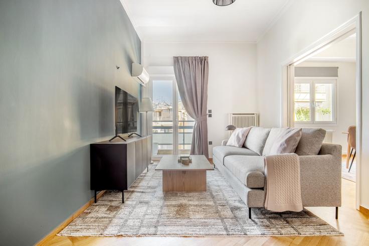 Athens Central AthensのNeoptolemou Iのアパートメントにある、モダンな家具を備えたエレガントなデザインのリビングルーム