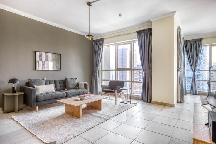 Elegante sala de estar con mobiliario moderno en un apartamento en Marina quays en Dubai Marina, Dubai Elegante sala de estar con mobiliario moderno en un apartamento en Marina quays en Dubai Marina, Dubai