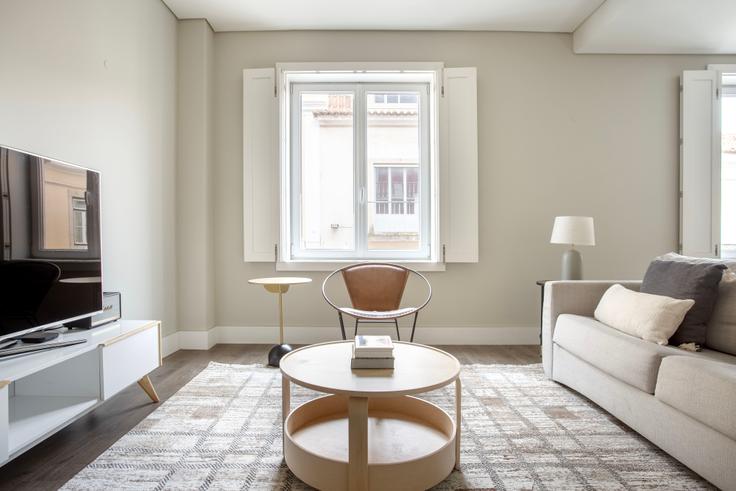 Sala de estar elegantemente projetada com móveis modernos em um apartamento no Misericórdia 116 em Santa Maria Maior, Lisbon Sala de estar elegantemente projetada com móveis modernos em um apartamento no Misericórdia 116 em Santa Maria Maior, Lisbon