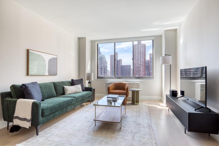 Salle de séjour élégante avec mobilier moderne dans un appartement à Normandie court à Manhattan, New York Salle de séjour élégante avec mobilier moderne dans un appartement à Normandie court à Manhattan, New York