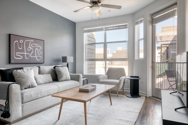 Elegante sala de estar con mobiliario moderno en un apartamento en Metro Mission Valley en San Diego, San Diego Elegante sala de estar con mobiliario moderno en un apartamento en Metro Mission Valley en San Diego, San Diego