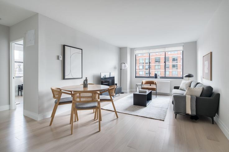 Elegante sala de estar con mobiliario moderno en un apartamento en Normandie court en Manhattan, New York Elegante sala de estar con mobiliario moderno en un apartamento en Normandie court en Manhattan, New York