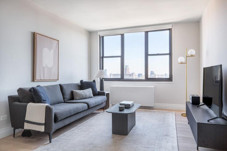 Elegante sala de estar con mobiliario moderno en un apartamento en Biltmore Plaza en Kips Bay, New York