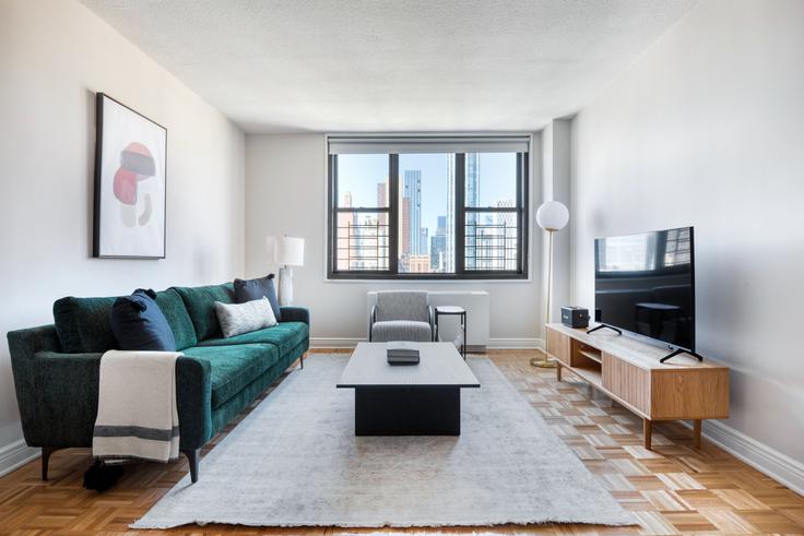 Salle de séjour élégante avec mobilier moderne dans un appartement à Biltmore Plaza à Kips Bay, New York