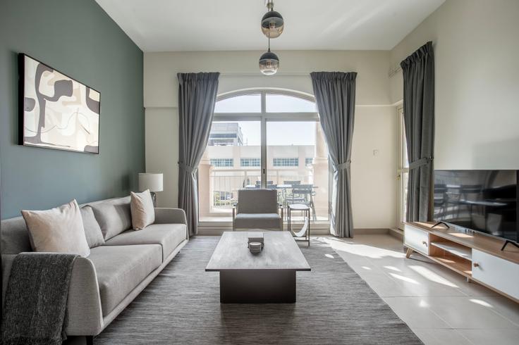 Al Barsha, Dubai에 위치한 Mosela Waterside Residences 아파트의 세련된 인테리어가 돋보이는 거실 Al Barsha, Dubai에 위치한 Mosela Waterside Residences 아파트의 세련된 인테리어가 돋보이는 거실