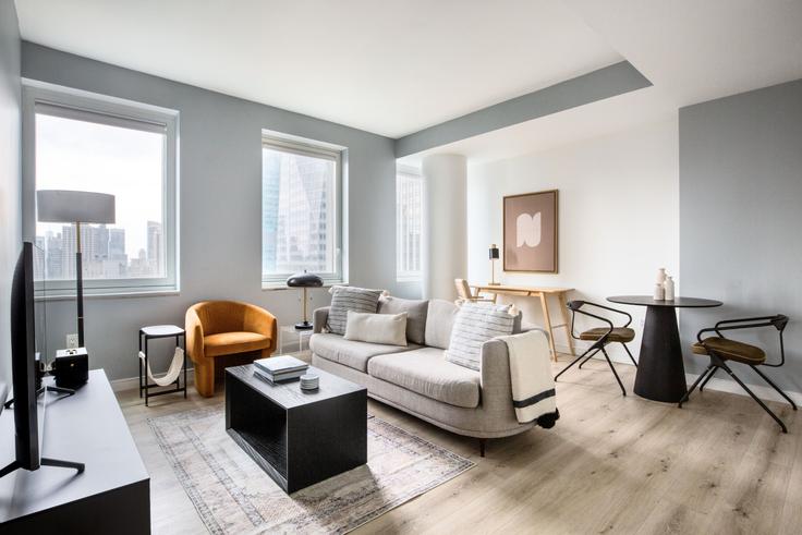 Elegant gestaltetes Wohnzimmer mit moderner Einrichtung in einer Wohnung im Cassa in Manhattan, New York Elegant gestaltetes Wohnzimmer mit moderner Einrichtung in einer Wohnung im Cassa in Manhattan, New York