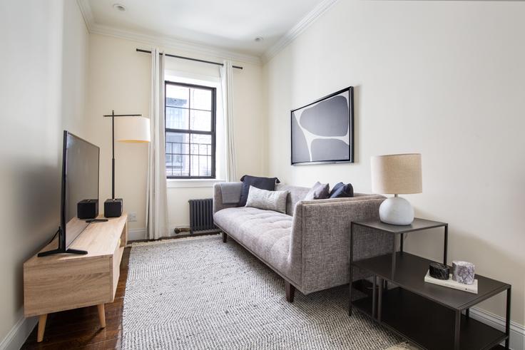 Manhattan, New York에 위치한 535 Hudson Street 아파트의 세련된 인테리어가 돋보이는 거실 Manhattan, New York에 위치한 535 Hudson Street 아파트의 세련된 인테리어가 돋보이는 거실