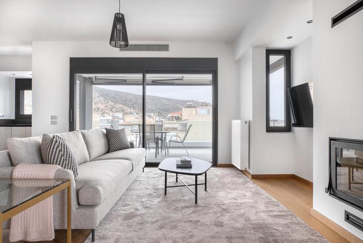 Elegante sala de estar con mobiliario moderno en un apartamento en Arkadias III en South Athens, Athens