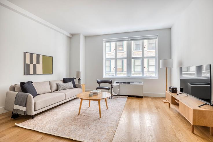 Salle de séjour élégante avec mobilier moderne dans un appartement à 63/67 wall street à Manhattan, New York Salle de séjour élégante avec mobilier moderne dans un appartement à 63/67 wall street à Manhattan, New York