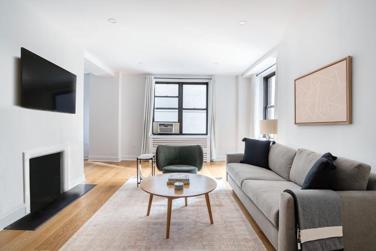 New York ManhattanのThe Buchananのアパートメントにある、モダンな家具を備えたエレガントなデザインのリビングルーム New York ManhattanのThe Buchananのアパートメントにある、モダンな家具を備えたエレガントなデザインのリビングルーム
