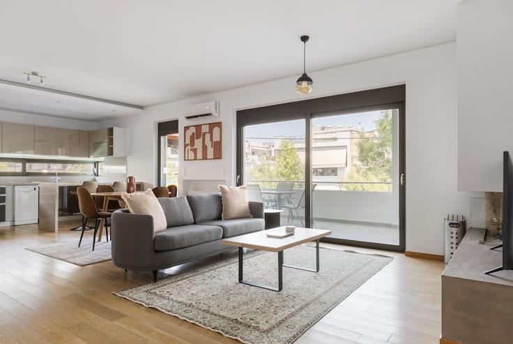 Elegant gestaltetes Wohnzimmer mit moderner Einrichtung in einer Wohnung im Markou Mpotsari VI in North Athens, Athens