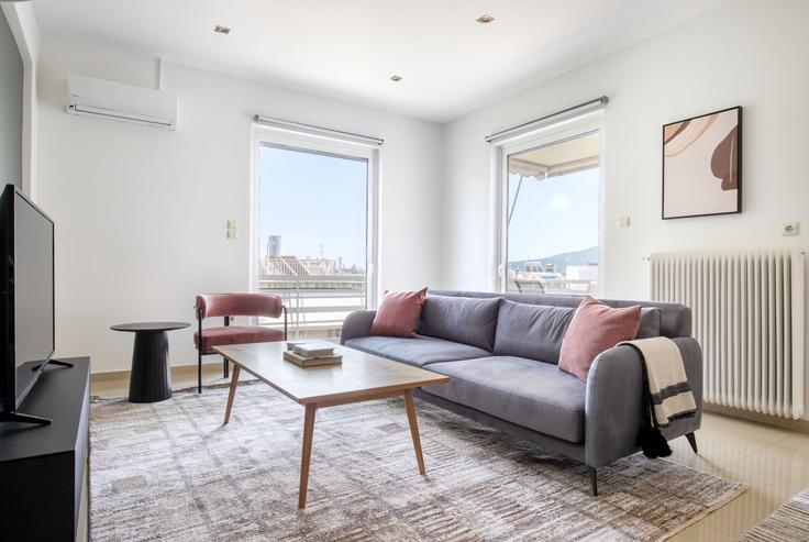 Salle de séjour élégante avec mobilier moderne dans un appartement à Argonafton 2 à North Athens, Athens Salle de séjour élégante avec mobilier moderne dans un appartement à Argonafton 2 à North Athens, Athens