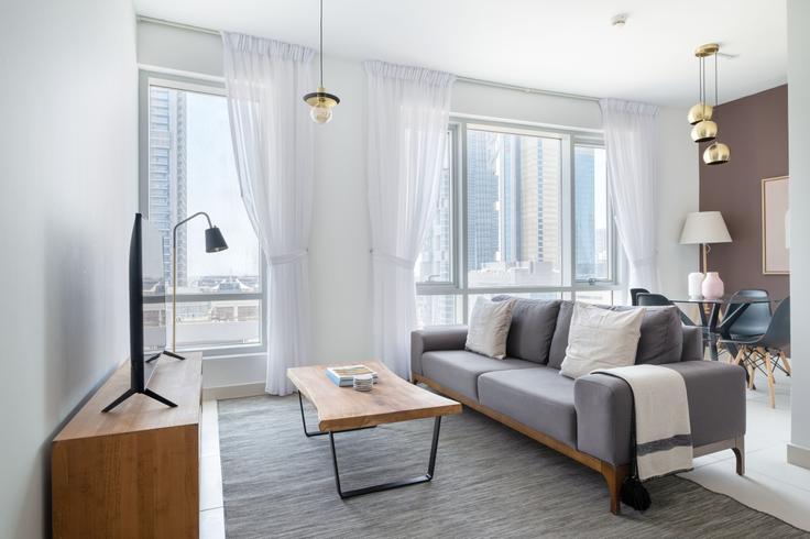 Salle de séjour élégante avec mobilier moderne dans un appartement à The Lofts Central Tower à Downtown Dubai, Dubai Salle de séjour élégante avec mobilier moderne dans un appartement à The Lofts Central Tower à Downtown Dubai, Dubai