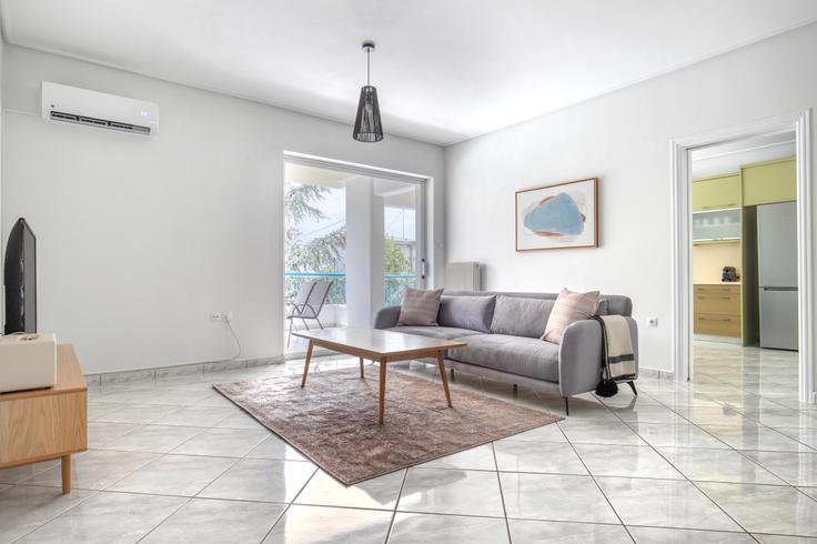 Salle de séjour élégante avec mobilier moderne dans un appartement à Edessis à North Athens, Athens