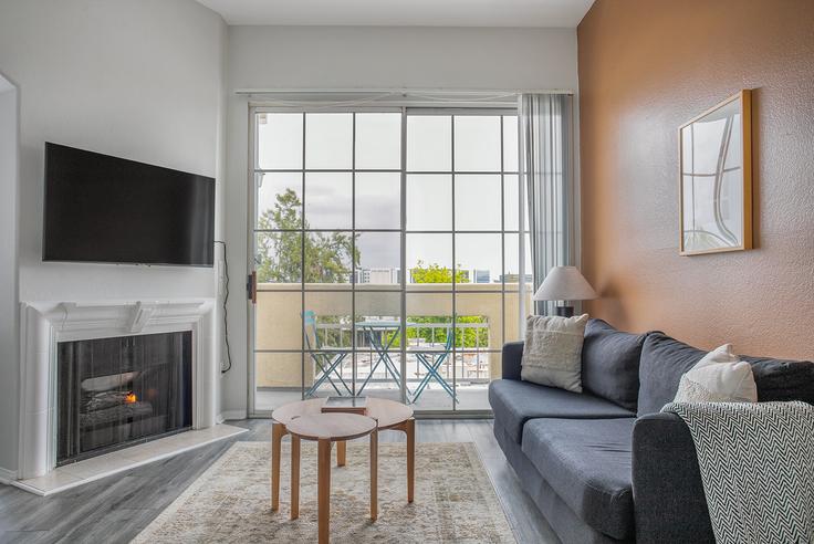 Los Angeles, Los Angeles에 위치한 114 N. Doheny Drive 아파트의 세련된 인테리어가 돋보이는 거실 Los Angeles, Los Angeles에 위치한 114 N. Doheny Drive 아파트의 세련된 인테리어가 돋보이는 거실