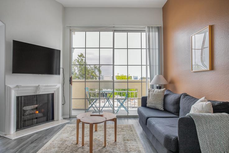 Sala de estar elegantemente projetada com móveis modernos em um apartamento no 114 N. Doheny Drive em Beverly Hills, Los Angeles