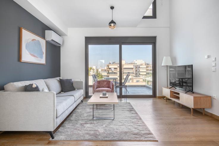 Elegante sala de estar con mobiliario moderno en un apartamento en Ithakis en North Athens, Athens Elegante sala de estar con mobiliario moderno en un apartamento en Ithakis en North Athens, Athens