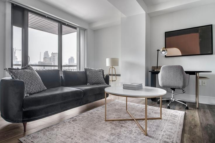 Salle de séjour élégante avec mobilier moderne dans un appartement à The Cole à Manhattan, New York Salle de séjour élégante avec mobilier moderne dans un appartement à The Cole à Manhattan, New York