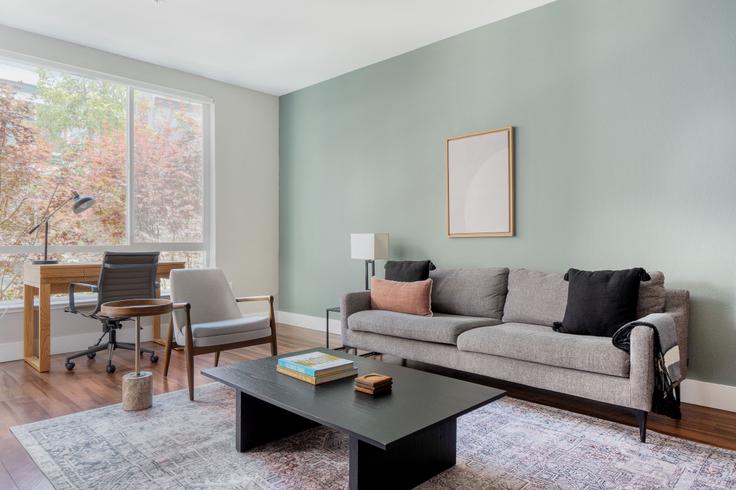 Salle de séjour élégante avec mobilier moderne dans un appartement à Ironworks à Sunnyvale, San Francisco Bay Area