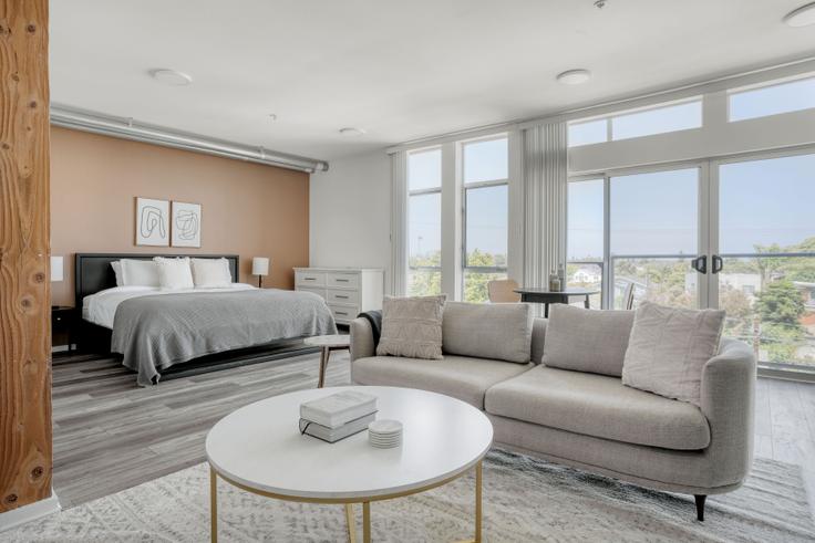 Los Angeles Los Angeles의 The R2 by CLG, 4133 Redwood Ave (1081)에 위치한 스튜디오 풀퍼니시드 아파트 – 사진 1장 Los Angeles Los Angeles의 The R2 by CLG, 4133 Redwood Ave (1081)에 위치한 스튜디오 풀퍼니시드 아파트 – 사진 1장