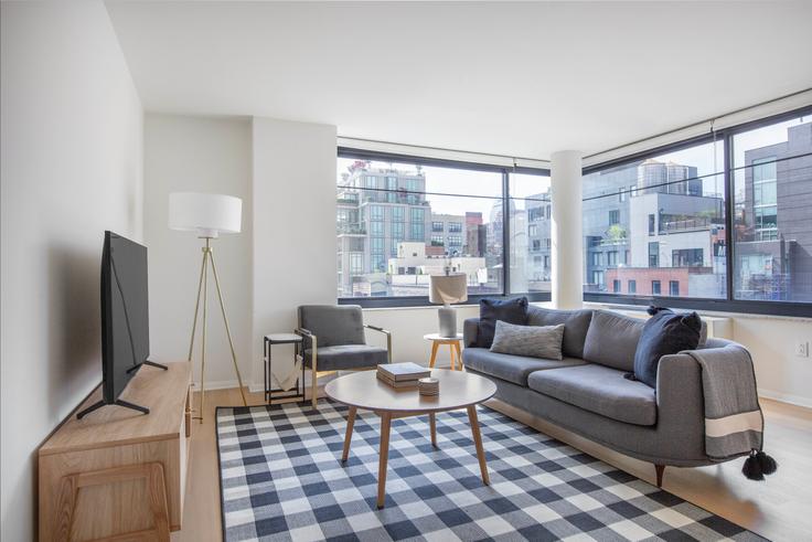 Salle de séjour élégante avec mobilier moderne dans un appartement à The Westminster à Manhattan, New York Salle de séjour élégante avec mobilier moderne dans un appartement à The Westminster à Manhattan, New York