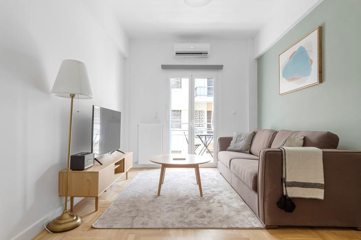 Elegant gestaltetes Wohnzimmer mit moderner Einrichtung in einer Wohnung im Komotinis II in Central Athens, Athens Elegant gestaltetes Wohnzimmer mit moderner Einrichtung in einer Wohnung im Komotinis II in Central Athens, Athens