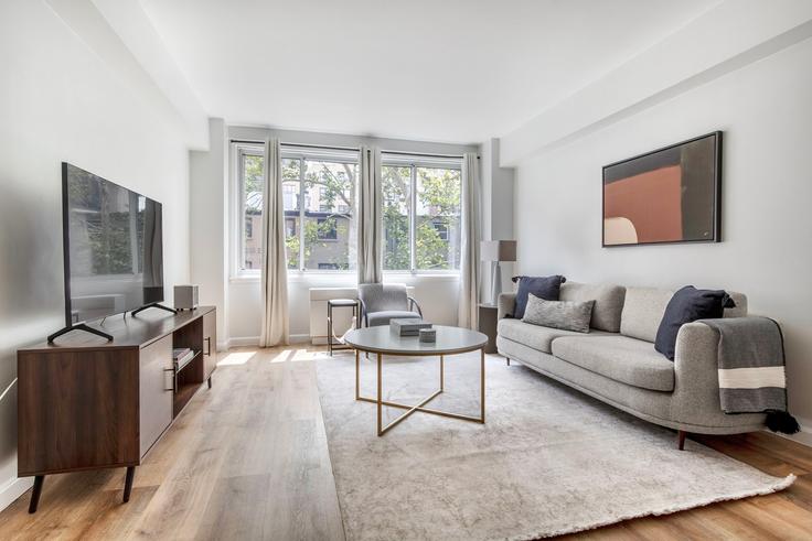 Salle de séjour élégante avec mobilier moderne dans un appartement à Stonehenge 51 à Midtown East, New York